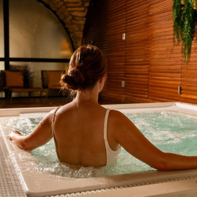 Jeune femme dans un jacuzzi en France